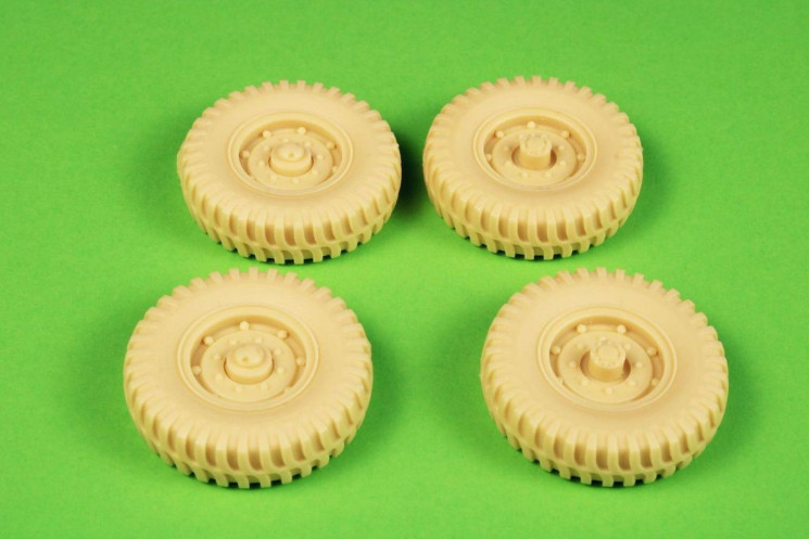 129-B35005 Q.Chevr.4x4 wheels10,5x20 Gen.Purpose(Dunlop) 1/35