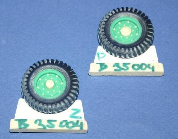 129-B35004 Q.Chevr.4x4 wheels10,5x20 Cros Country(Dunlop 1/35