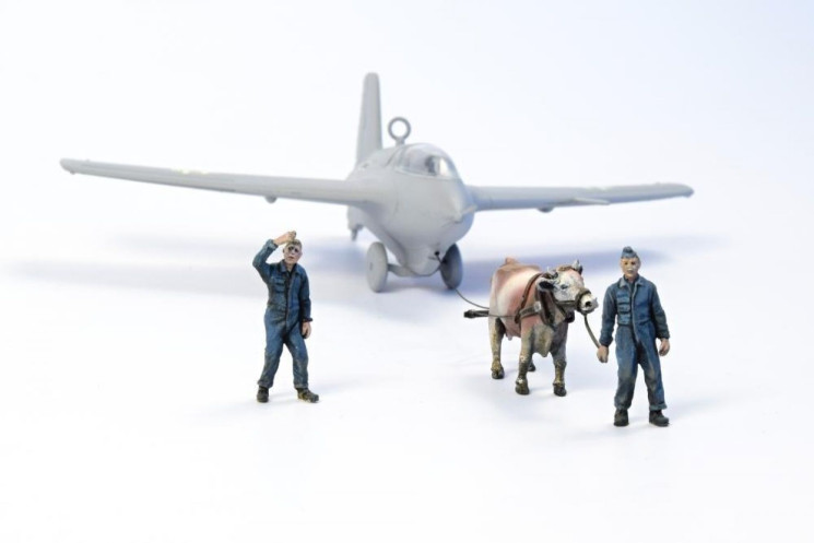 F72346 Бик буксирує Me 163B з екіпажем Люфтваффе 1/72